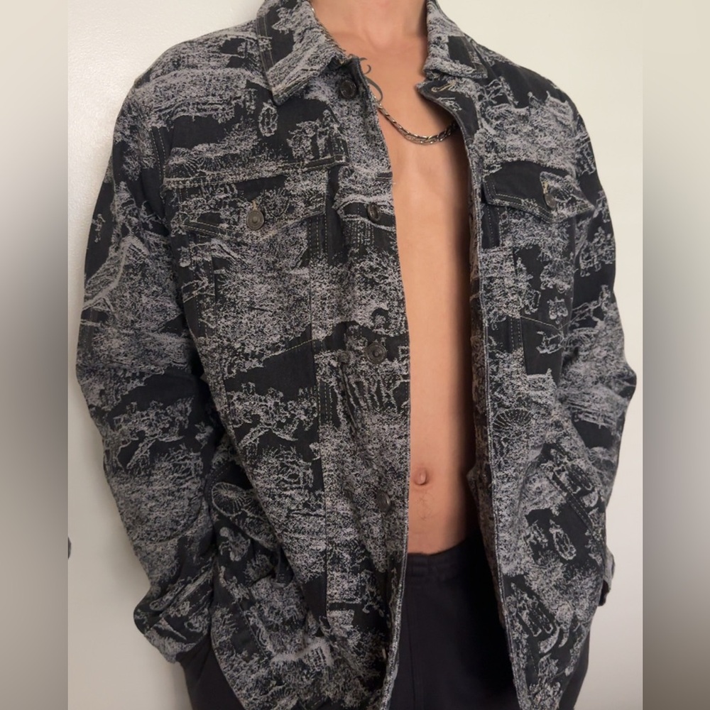 Amazon Men's Black and Gray Graphic Jacket